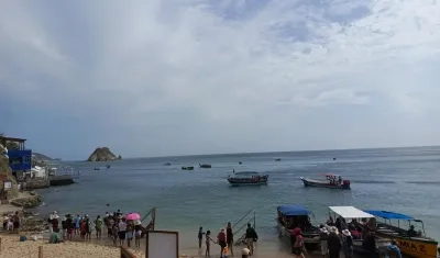 Visitantes durante el abordaje de embarcaciones en Playa Blanca. 