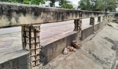 Barandas en mal estado, refuerzo expuesto y mucha humedad en el puente sobre el arroyo del Country con carrera 59.