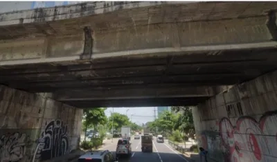 El puente de la carrera 51B presenta humedad severa. 