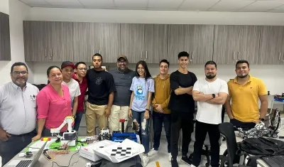 Marvin Molina Cárdenas, docente del programa de Ingeniería de Sistemas, liderando el proyecto ‘Reconocimiento facial de emociones para identificar síntomas de salud mental’, junto al equipo de trabajo. 