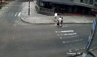 Delincuentes abordando a la víctima. 