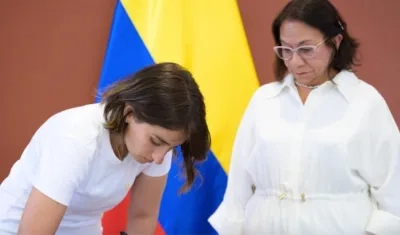 La saliente canciller Laura Sarabia y con nueva ministra (e) Rosa Villavicencio. 