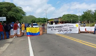 Habitantes bloqueando la Vía al Mar. 