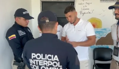 El ciudadano sueco Sendi Kawar Aziz cuando era capturado. 