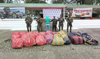 Autoridades junto a la media tonelada de marihuana incautada.