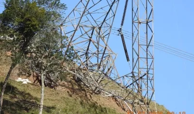 La torre de energía afectada por el explosivo. 