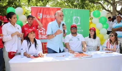 Gobernador Eduardo Verano durante la puesta en marcha de mejoramiento de viviendas.