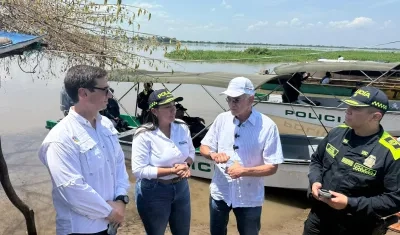 Gobernador Verano con autoridades locales y de Policía en la entrega de lanchas.