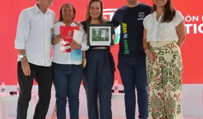 La Ministra de Vivienda, Helga Rivas, junto al Gobernador del Atlántico, Eduardo Verano, con el programa Mejoramiento de Vivienda.