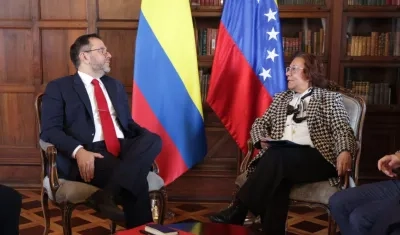 El canciller de Venezuela, Yván Gil, y su homóloga colombiana encargada, Rosa Yolanda Villavicencio.