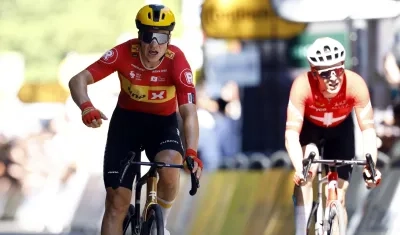 Jonas Abrahamsen (derecha) tras suoerar en el esprint a Mauro Schmid.