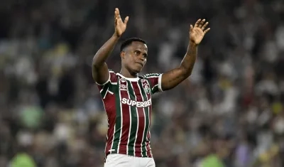 Jhon Arias despidiéndose la afición del Fluminense. 