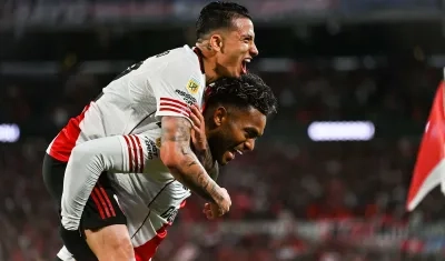 El festejo de Miguel Ángel Borja con su compatriota Kevin Castaño. 