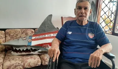 Óscar Borrás con una réplica de su legendario tiburón.