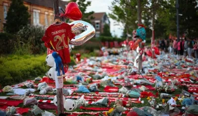 Homenajes a Diogo Jota a las afueras del estadio Anfield.
