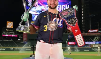 Cal Raleigh con sus trofeos tras ganar el Derby de Jonrones.  