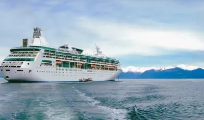 Está dirigida a colombianos mayores de edad con nivel conversacional de inglés.