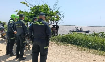 Policía y funcionarios de criminalística llegaron al lugar de los hechos.