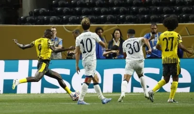 Serhou Guirassy anota uno de los goles del Borussia Dortmund. 