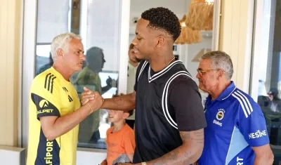 El saludo de José Mourinho y el colombiano Jhon Jáder Durán. 