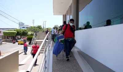 Familias durante la evacuación del conjunto residencial 'Flores del Recreo'.