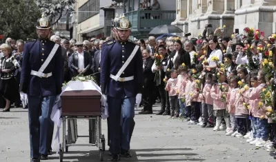 Soldados del batallón Guardia Presidencial trasladan el féretro de la exprimera dama Nydia Quintero. 