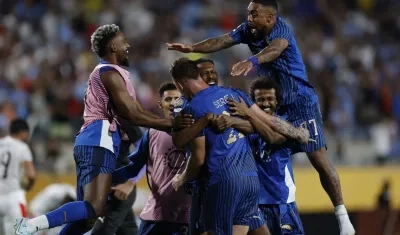 Jugadores del Al Hilal celebran su victoria sobre el Manchester City.
