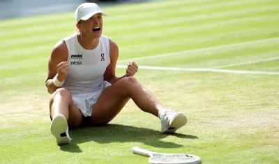 La polaca Iga Swiatek festeja tras su triunfo sobre la estadounidense  Amanda Anisimova.