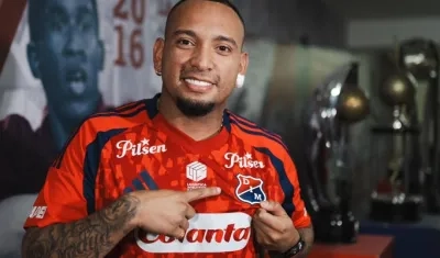 Jarlan Barrera luciendo la camiseta del Medellín. 