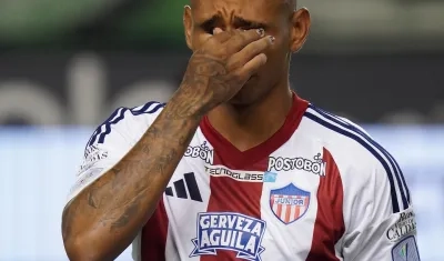 El llanto de Jermein Peña durante los actos protocolarios del partido entre Cali y Junior.