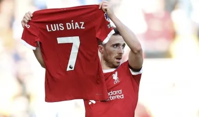 Diogo Jota con la camiseta de Luis Díaz tras marcarle gol al Nottingham Forest