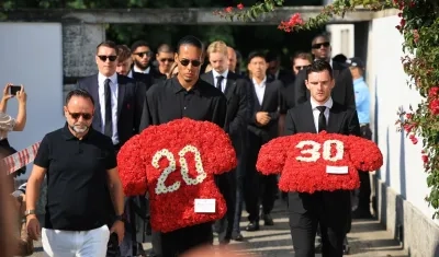 Los jugadores del Liverpool, Virgil Van Dijk y Andrew Robertson portan ofrendas florales en tributo a Diogo Jota y su hermano André Silva.