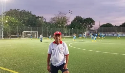 Jesús 'Kike' Montero trabaja con su escuela en la cancha de fútbol de San Isidro.