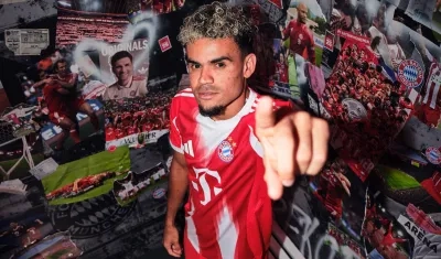Luis Díaz luciendo la camiseta del Bayern Múnich. Jugará con el número 14.