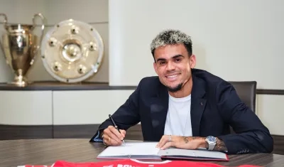 Luis Díaz estampando la firma en el conrato con el Bayern Múnich.