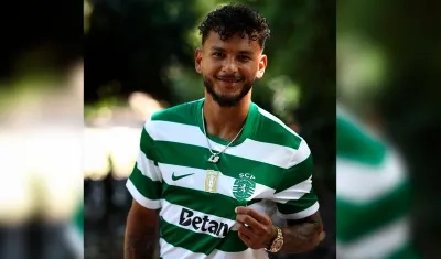 El samario Luis Javier Suárez con la camiseta de su nuevo club, Sporting de Lisboa.