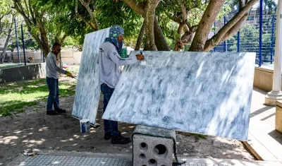Personal de la ADI durante las labores de mantenimiento de uno de los parques.