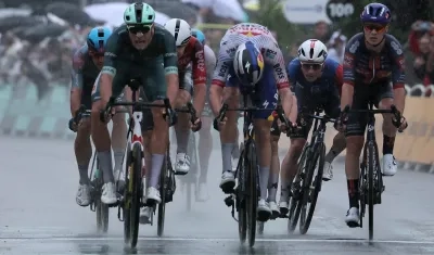 El italiano Jonathan Milan (izquierda) vence en el esprint al belga Jordi Meeus. 