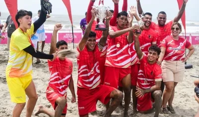 Integrantes del Caribbean Sun celebran la conquista del título. 