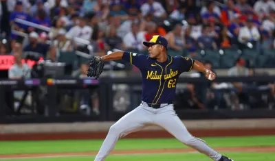 José Quintana fue relevado en el sexto inning tras recibir tres sencillos seguidos. 