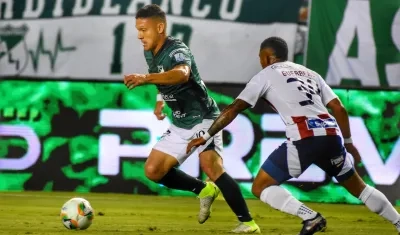 Javier Reina domina la pelota ante la marca de Jhomier Guerrero. 