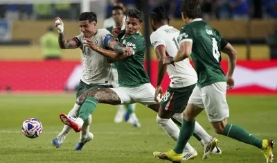 El colombiano Richard Ríos disputa la pelota con el argentino Enzo Fernández. 
