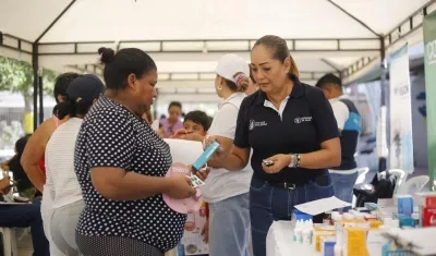 Mónica Páez, jefa de aseguramiento social de Soledad, en atención de la comunidad. 