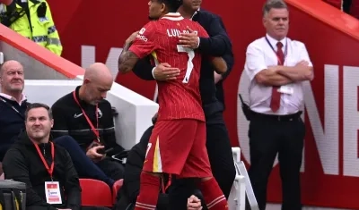 Arne Slot y Luis Díaz durante un partido del Liverpool.