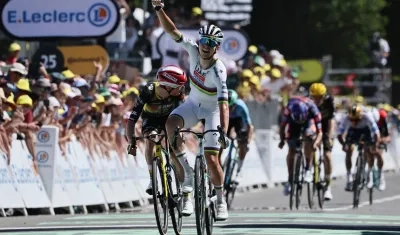 Tras ganar la séptima etapa, Pogacar ahora aventaja por 54 segundos a Van der Poel. 