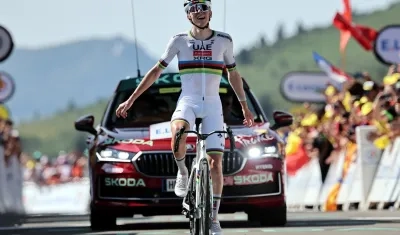 Tadej Pogacar cruza en solitario la meta en Hautacam.