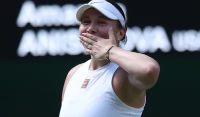 La estadounidense Amanda Anisimova tras su victoria sobre la bielorrusa Aryna Sabalenka. 