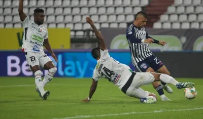 Una de las opciones de gol que tuvo 'Titi' Rodríguez ante el pórtico del Once Caldas. 