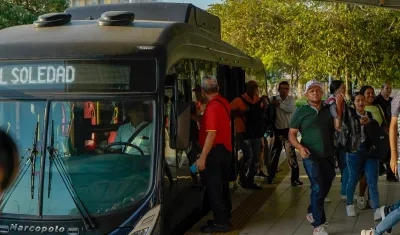 Pasajeros descendiendo de un bus de Transmetro en la estación Joe Arroyo