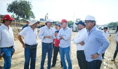 Gobernador Verano con los contratistas de la obra en la Gran Vía.